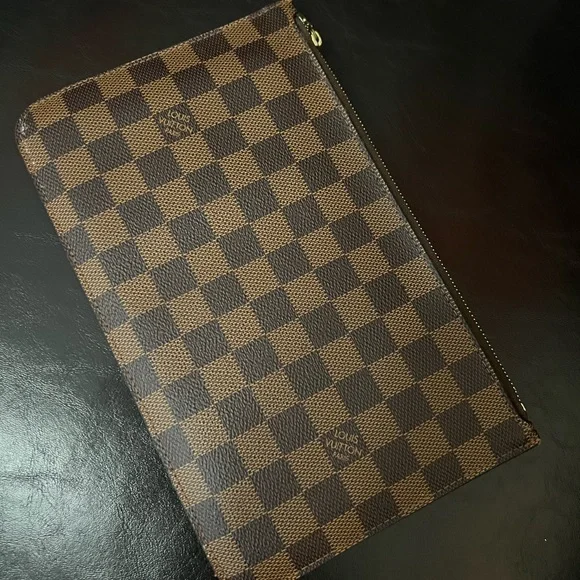 Louis Vuitton Neverfull Wristlet - Picture 3 of 13